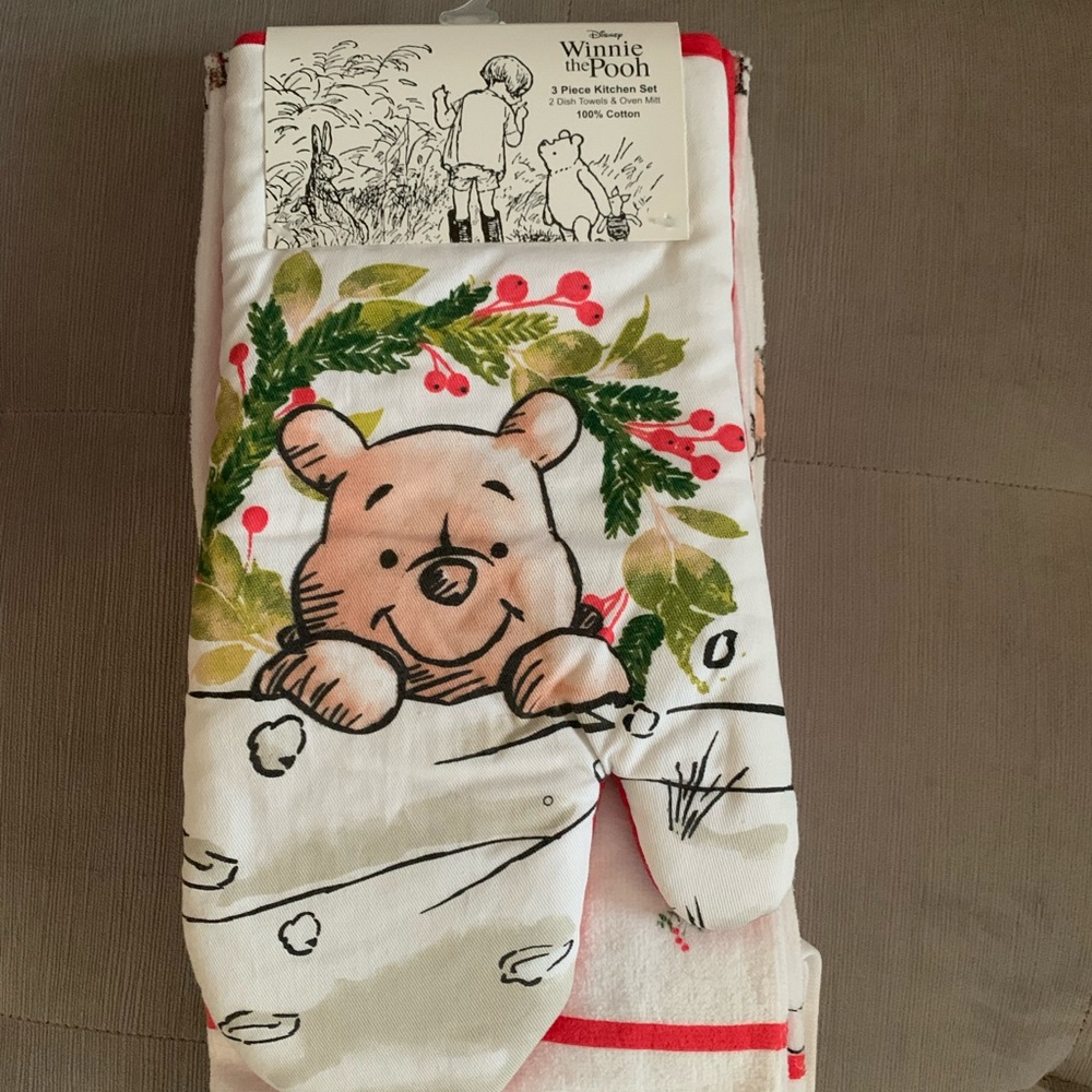 Disney Christmas Winnie the Pooh Oven Mitt and Kitchen Towels